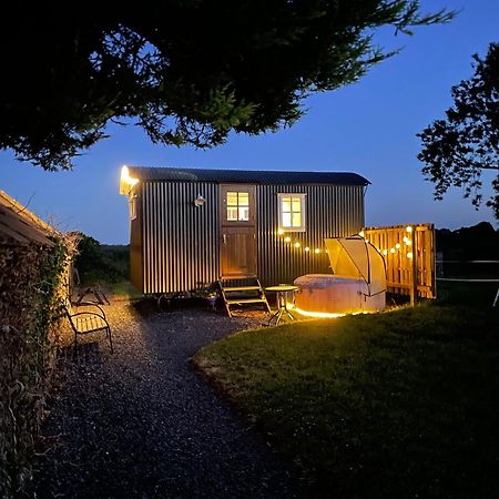 Sheelin Huts Blue, Hot-Tub Available From 1St April Until 1St November Villa Кейвън Екстериор снимка