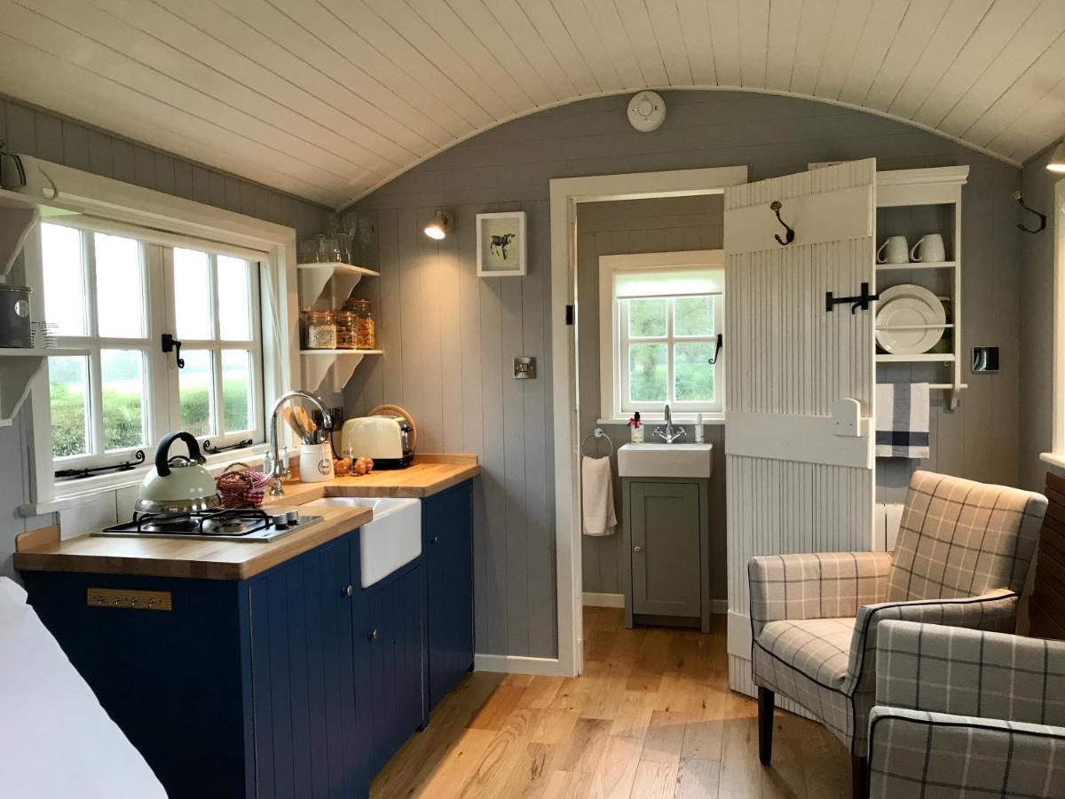 Sheelin Huts Blue, Hot-Tub Available From 1St April Until 1St November Villa Кейвън Екстериор снимка