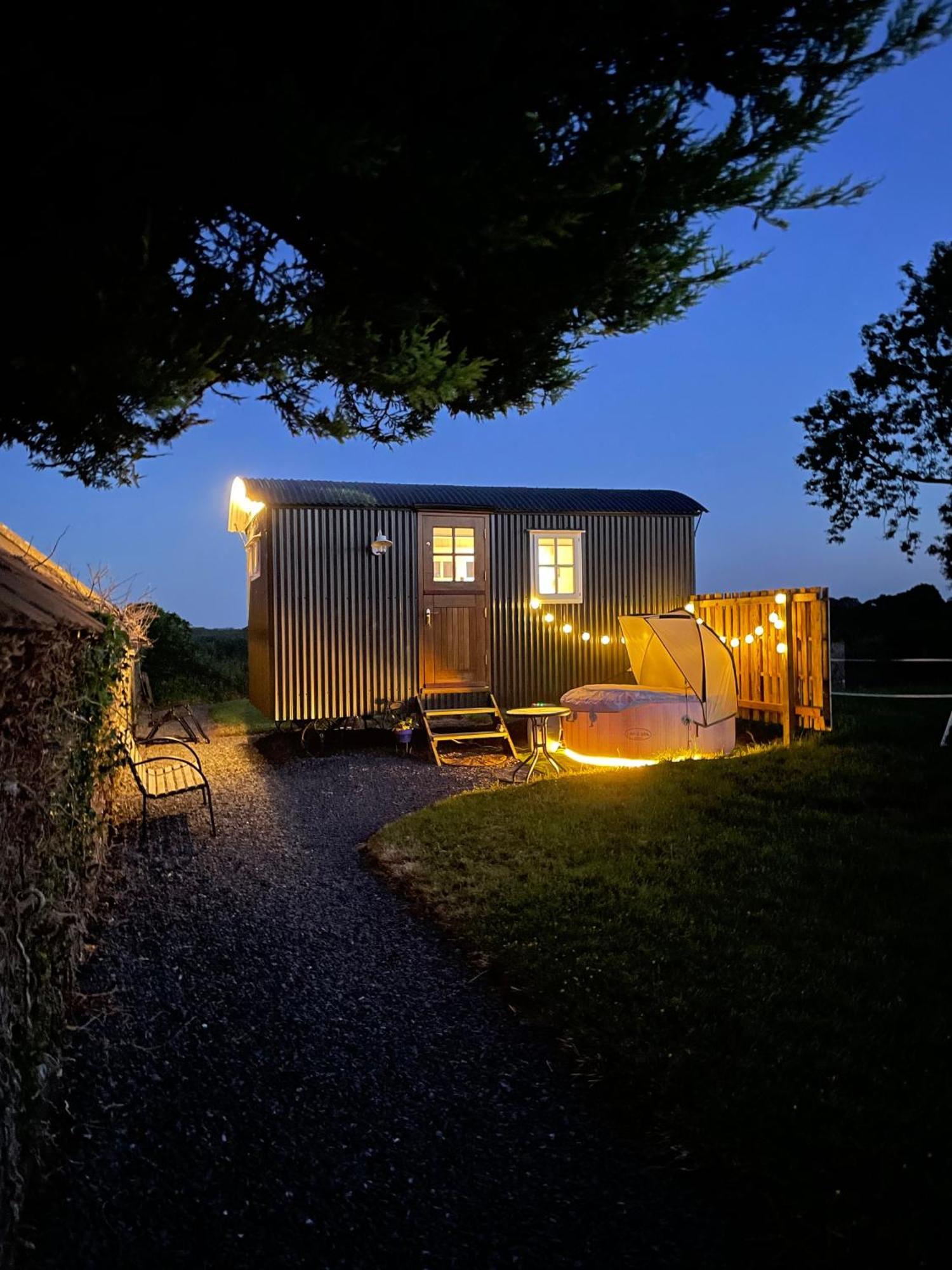 Sheelin Huts Blue, Hot-Tub Available From 1St April Until 1St November Villa Кейвън Екстериор снимка